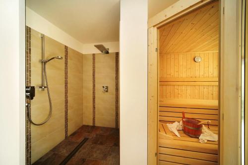 a bathroom with a shower and a sauna at Hotel Residence Rabenstein in Moso
