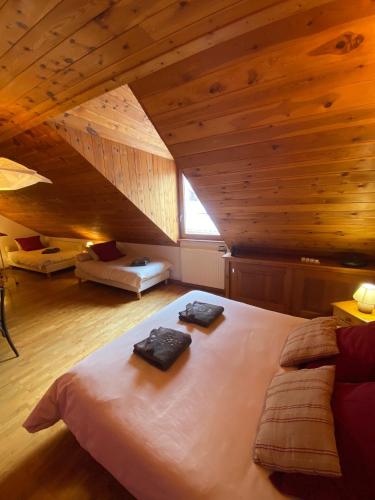 una camera da letto con un grande letto in mansarda di La Roche Meane a Villar-dʼArène