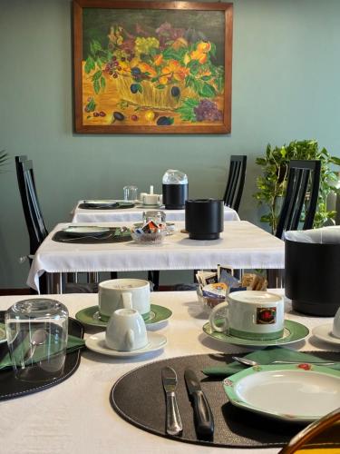 een tafel met borden en keukengerei erop bij Affittacamere Lively in Novara