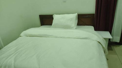 Giường trong phòng chung tại 3 bedroom apartments in Kigali