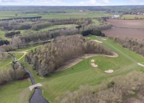 an overhead view of a golf course with two putts at Eden Lodge Retreat in Crosby