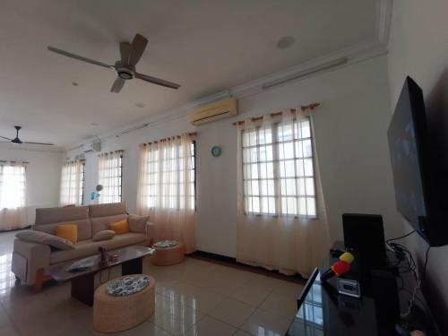 Et tv og/eller underholdning på Private Bungalow House with Garden - Free Parking & Wi-Fi