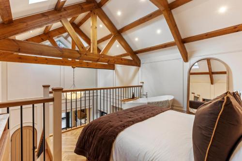 En eller flere senge i et værelse på Luxury 2 Bed Church Conversion with Hot Tub