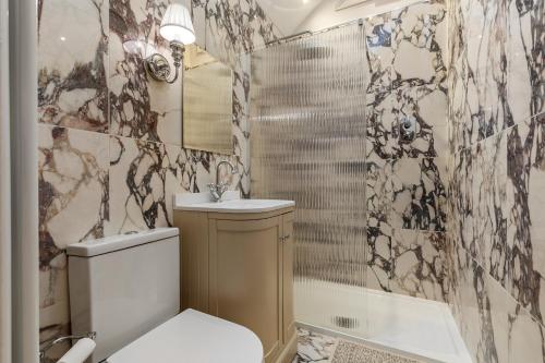 Et badeværelse på Luxury 2 Bed Church Conversion with Hot Tub