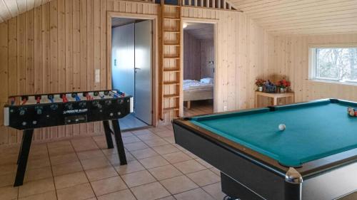 een kamer met twee biljarttafels en een slaapkamer bij Villavilla #244 - Öland, Sverige in Grönskog