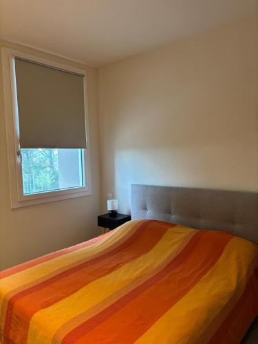 ein Schlafzimmer mit einem großen Bett mit Fenster in der Unterkunft villa Pieri appartamento black in Fauglia