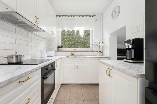 Køkken eller tekøkken på Unique House with 3 Bedrooms, Garden and Air Conditioning by Noclegi Renters