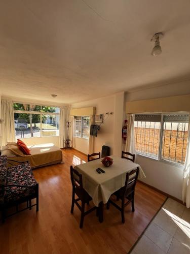 een woonkamer met een tafel en een bed bij Monoambiente COSTANERA NORTE in Colón