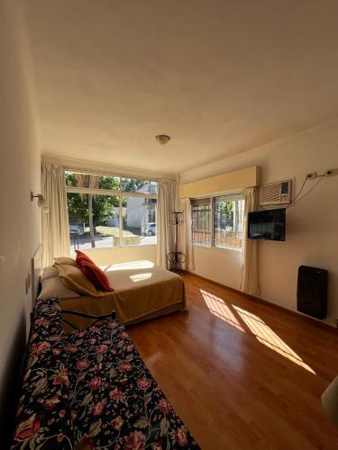 een slaapkamer met een bed en een groot raam bij Monoambiente COSTANERA NORTE in Colón