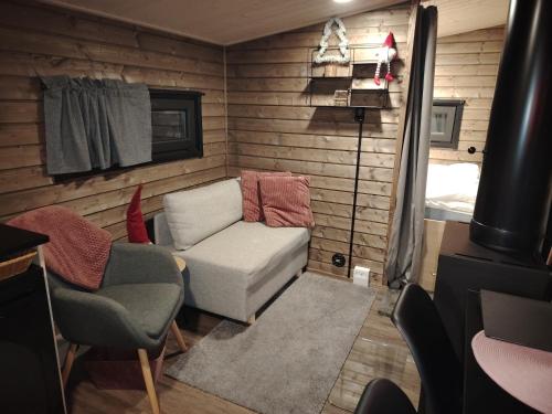 un soggiorno con un divano e una sedia di Kotatieva Resort a Rovaniemi