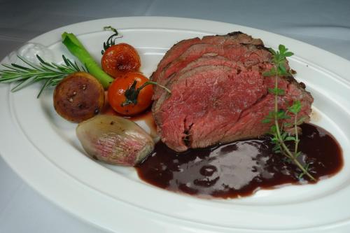 a plate of steak and vegetables on a plate at Alte Schreinerei-Auberge Harlekin in Singen