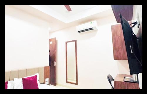 a hotel room with a bed and a mirror at The Com Fort Inn 