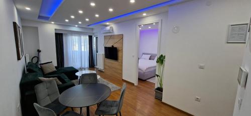 ein Wohnzimmer mit Sofa und Tisch in der Unterkunft Extra Apartman Palata in Banja Luka