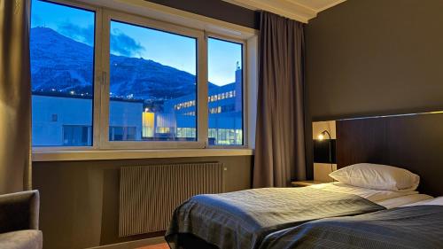 Postel nebo postele na pokoji v ubytování Quality Hotel Grand Royal