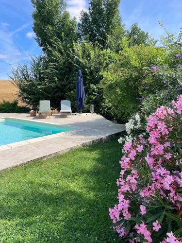 Swimmingpoolen hos eller tæt på Charmante maison avec jardin à Marsac - 50 m²
