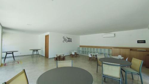 een lege ruimte met tafels en stoelen en een tafelblad bij Max Carneiros Suítes - Com e sem piscina privativa in Praia dos Carneiros