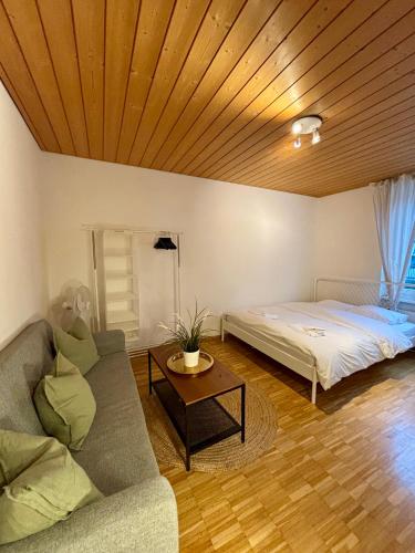 un soggiorno con un divano e un letto di Zurich Style One Bedroom All Yours a Zurigo