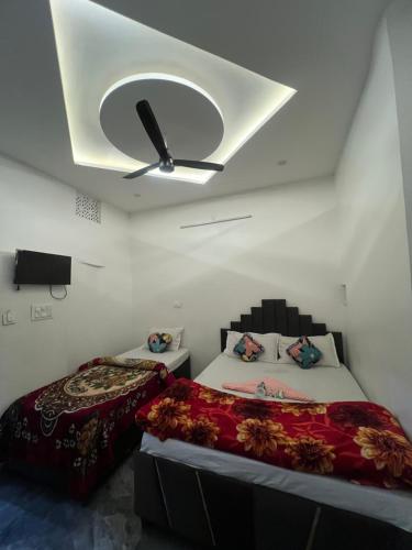 Cama o camas de una habitación en Mayank Residency