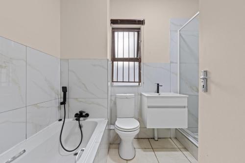 Koupelna v ubytování Prime location and security estate