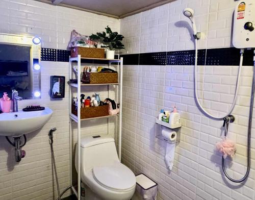 Et badeværelse på Golden Beach Resort Koh Phangan