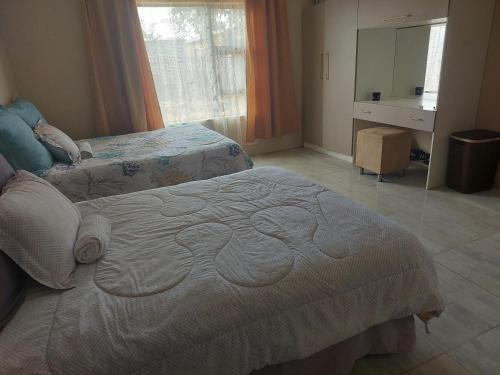 En eller flere senge i et værelse på Infinity Guesthouse