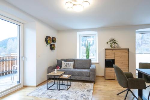 una sala de estar con un sofá y una mesa en Murleben Appartements, en Stadl an der Mur