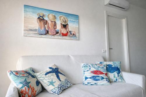 En eller flere senge i et værelse på Beach Front Apartment Sabbiadoro