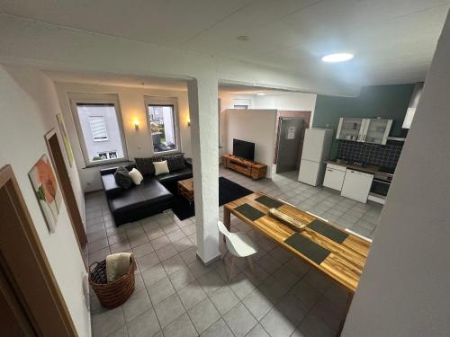 ein Wohnzimmer und eine Küche mit Luftblick in der Unterkunft Stadtwohnung in Groß-Umstadt in Groß-Umstadt