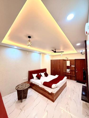 una camera da letto con un letto e un tavolo in una stanza di Himtaara Hotel a Islāmnagar