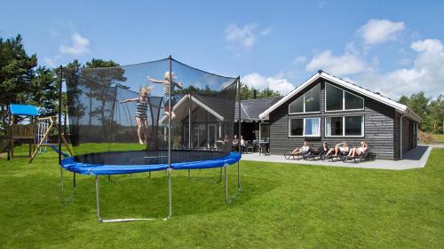 Eine Gruppe von Leuten, die auf einem Trampolin springen in der Unterkunft Villavilla #347 - Dueodde, Bornholm in Bedegård