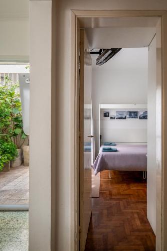 a bedroom with a bed in a room at Dos Patios - Luz, tranquilidad y verde in La Plata