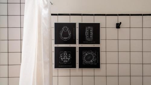 a wall with drawings of a necklace and a curtain at Dos Patios - Luz, tranquilidad y verde in La Plata