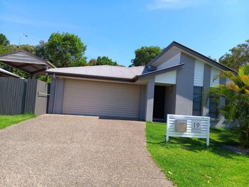 een huis met een 'omhoog'-bordje op de oprit bij Victoria Point Queen bed & Breakfast in Victoria Point