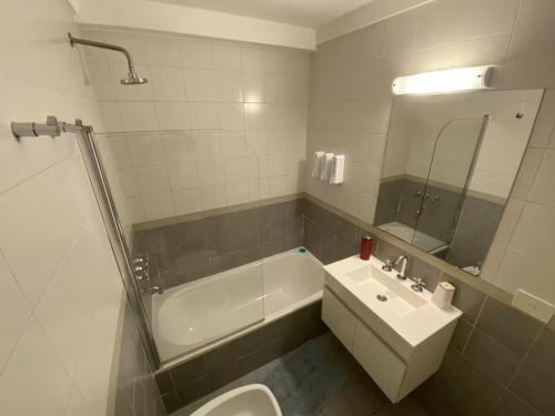 Phòng tắm tại Tigre Centro con seguridad y piscina - Consultar parking