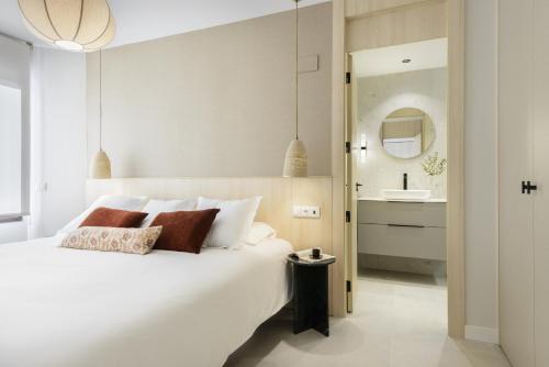 una camera con letto bianco e lavandino di Cima Panticosa by BeValle a Panticosa