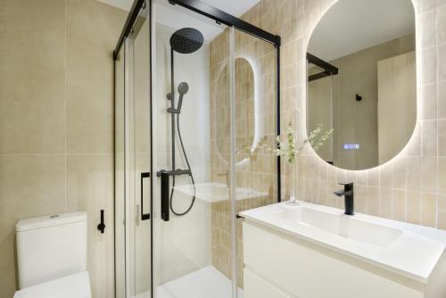 un bagno con doccia, lavandino e specchio di Cima Panticosa by BeValle a Panticosa