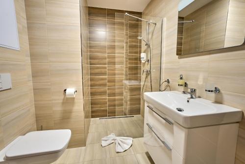 Et badeværelse på TATRA SUITES Luxury Studio A303