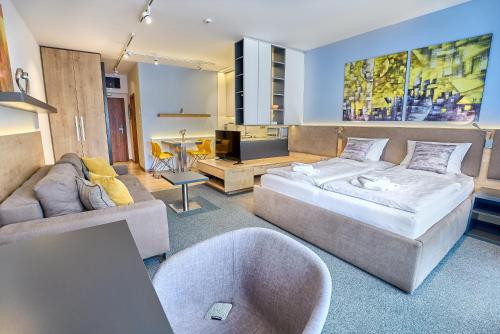 En eller flere senge i et værelse på TATRA SUITES Luxury Studio A303