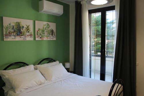 ein Schlafzimmer mit einem weißen Bett und einem Fenster in der Unterkunft Il Poeta - casa accogliente tra Amalfi e Cilento in Battipaglia