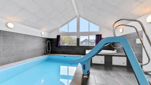 una piscina con un tobogán azul en el baño en Villavilla #280 - Nordals, Sydjylland, en Nordborg