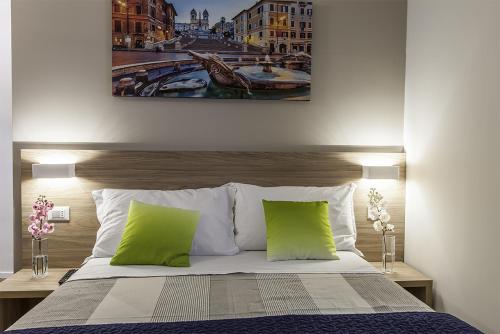 ローマにあるLa Palmaのベッドルーム1室(ベッド1台、緑の枕2つ付)