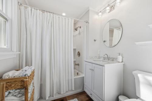 ein weißes Badezimmer mit Waschbecken und Spiegel in der Unterkunft 1 Walton Road Harwich - Harwich Hideaway in South Harwich