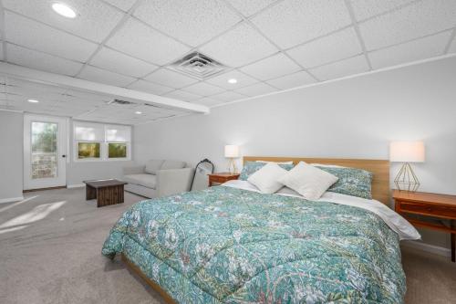 ein Schlafzimmer mit einem großen Bett und einer Couch in der Unterkunft 1 Walton Road Harwich - Harwich Hideaway in South Harwich