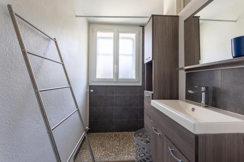 ein Badezimmer mit Waschbecken und Dusche in der Unterkunft Cocon Savinois - Vue Montagne in Savines