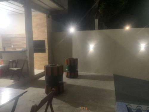 una stanza con due bidoni della spazzatura su un muro di Hostel dos amigos a Salinópolis