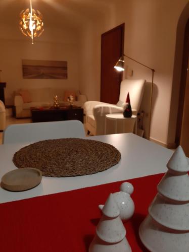 een kamer met een bed en een woonkamer bij Skyline Vista - Sea View Apartment with Free Parking in Piraeus