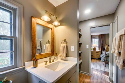 Et badeværelse på Fishing Ponds Peaceful Tifton Getaway