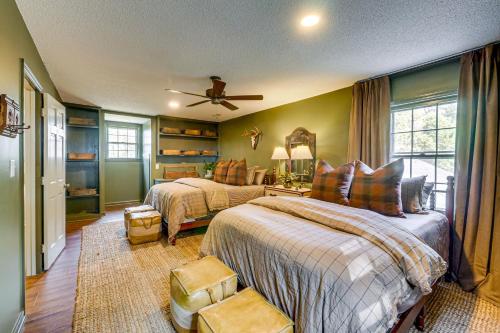 En eller flere senge i et værelse på Fishing Ponds Peaceful Tifton Getaway