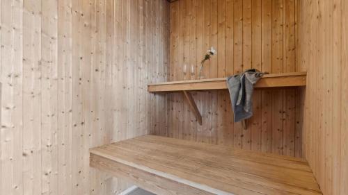 una sauna con una mensola di legno su una parete di Villavilla #292 - Søndervig, Vestjylland a Klegod