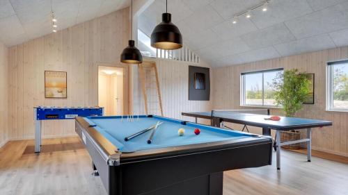 een grote kamer met een pooltafel. bij Villavilla #508 - Mommark, Sydjylland in Sarup